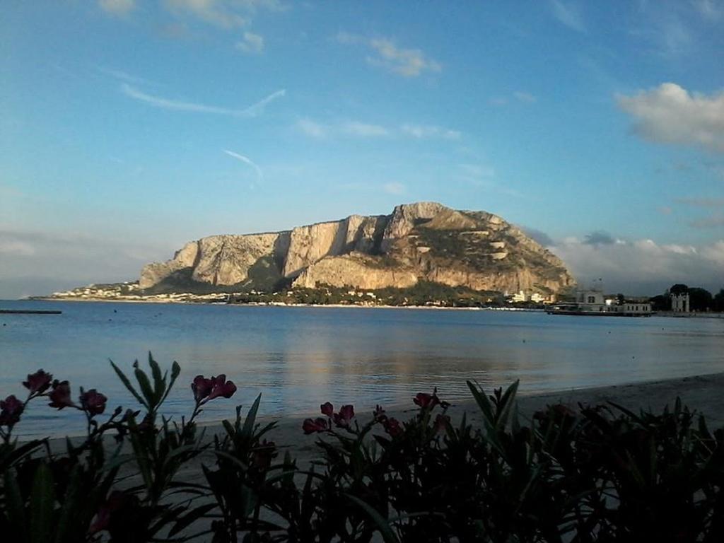 Casa Vacanza Lunastella Mondello Exterior foto